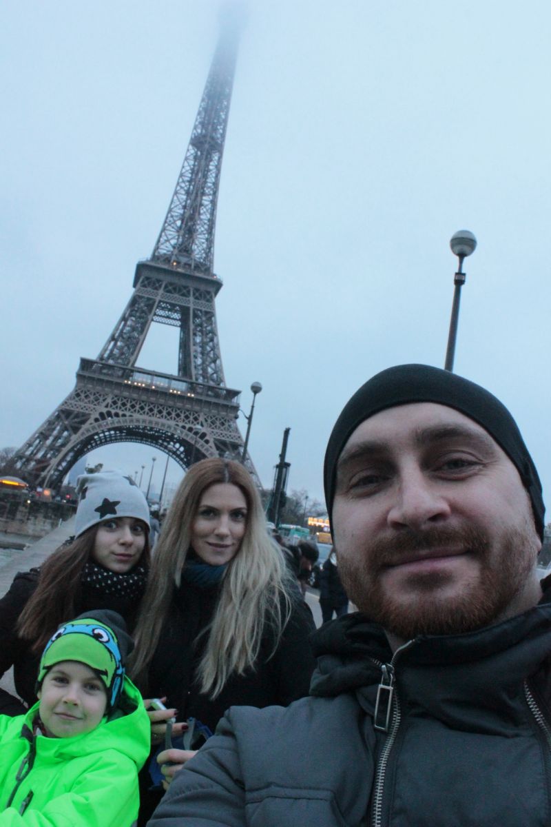 Солист группы С.К.А.Й. с женой и детьми отдохнул в Париже